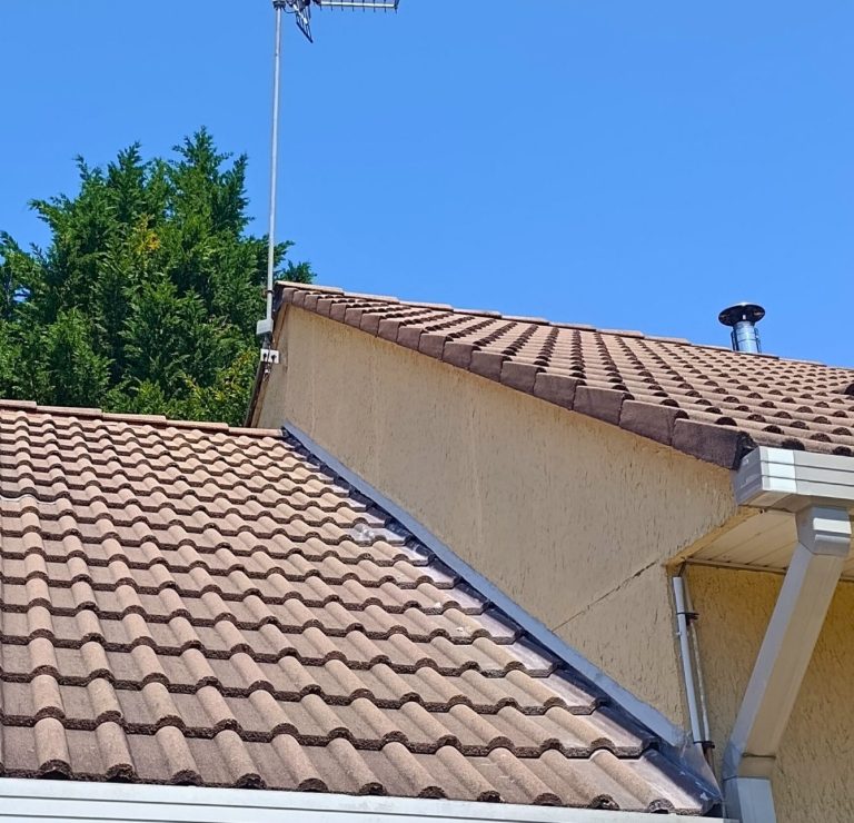 Solin couverture Rénovation d'un solin sur toit dans le Loiret.